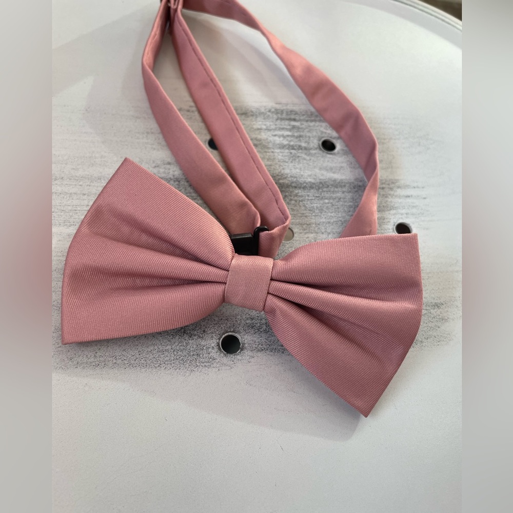 Mens light pink bow pre-tied bow tie. gently used